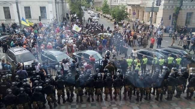 Евробляхеры пикетируют Раду: правоохранители взяли здание парламента под усиленную охрану 02