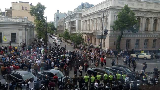 Евробляхеры пикетируют Раду: правоохранители взяли здание парламента под усиленную охрану 04