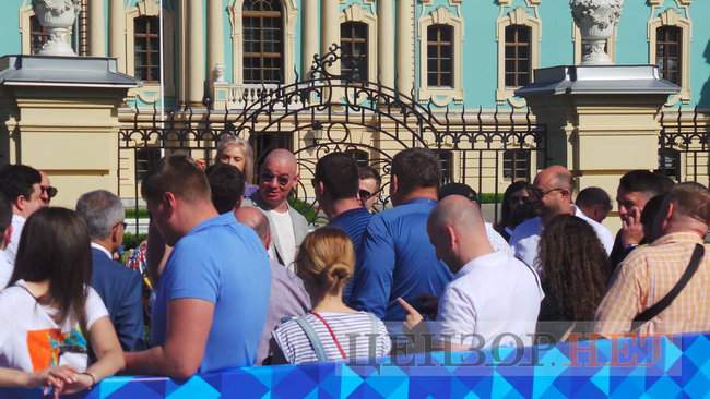 Гости начали прибывать в Раду на инаугурацию Зеленского: нардепы принимают присягу для Фейсбука 06