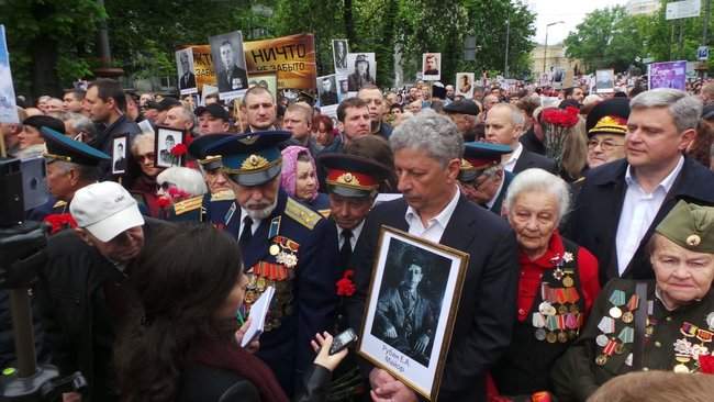 Акция Никто не забыт. Ничто не забыто проходит в Киеве: одна из участниц задержана за запрещенную символику 09