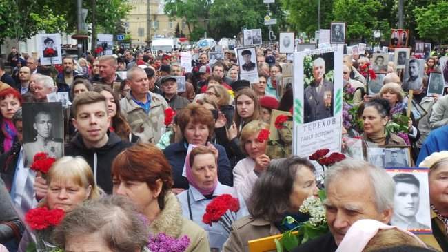 Акция Никто не забыт. Ничто не забыто проходит в Киеве: одна из участниц задержана за запрещенную символику 15