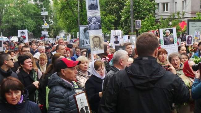 Акция Никто не забыт. Ничто не забыто проходит в Киеве: одна из участниц задержана за запрещенную символику 17