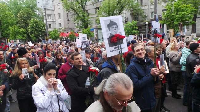 Акция Никто не забыт. Ничто не забыто проходит в Киеве: одна из участниц задержана за запрещенную символику 19