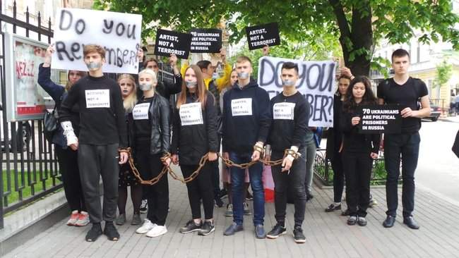 Do you remember?: активисты в Киеве пришли под европейские посольства, чтобы напомнить об узниках Кремля 14