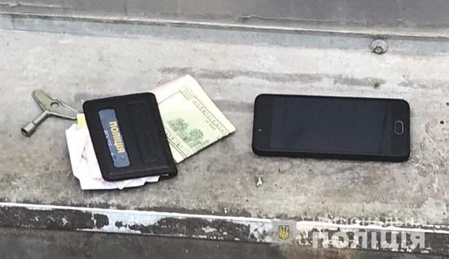 Двух полицейских Одессы и Николаева задержали за взяточничество. Одного из них прямо на плацу, - Нацполиция 02