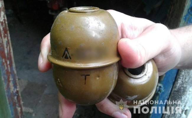 У жителя Марьинского района изъяли взрывчатку и гранаты 03