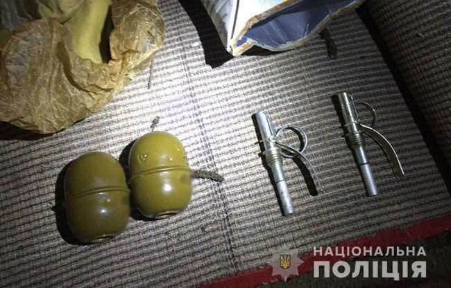 У жителя Марьинского района изъяли взрывчатку и гранаты 02