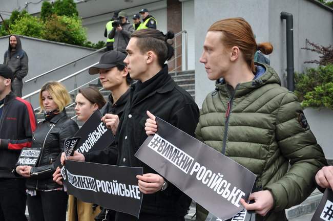 Вимкни російське, - активисты пикетировали Интер с требованием прекратить транслировать российскую пропаганду 04