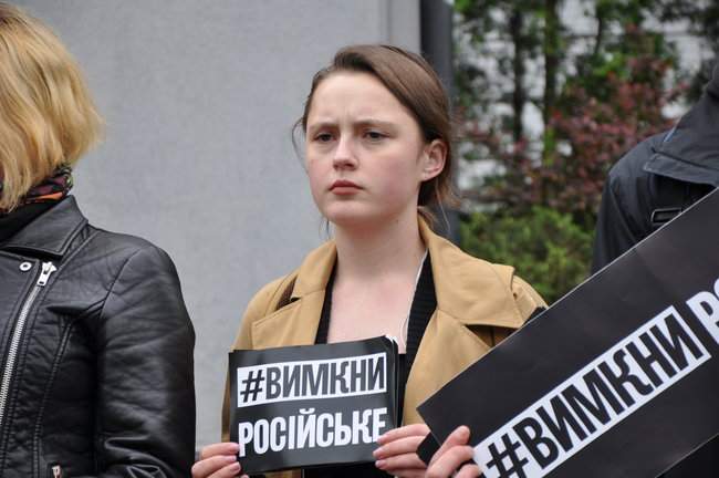 Вимкни російське, - активисты пикетировали Интер с требованием прекратить транслировать российскую пропаганду 07