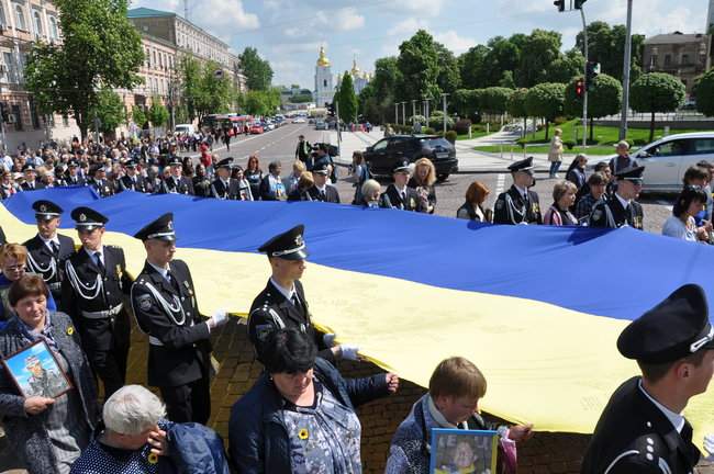 Матери погибших защитников Украины прошли шествием по центру Киева 05