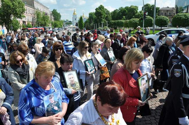 Матери погибших защитников Украины прошли шествием по центру Киева 07