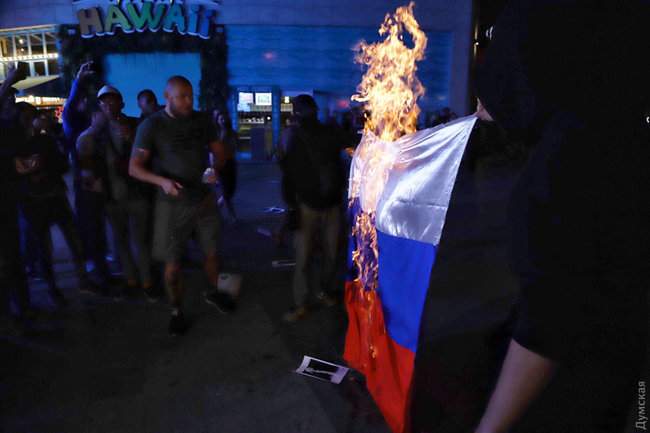 Активисты в Одессе сожгли флаг РФ, выступая против концерта фанатки Путина Темниковой 06