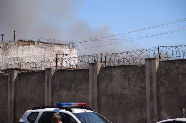 В одесской исправительной колонии вспыхнули беспорядки: СМИ сообщают о пожаре и массовом побеге заключенных 01