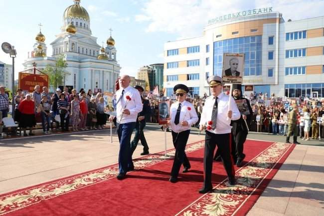 Не поделили: в Мордовии глава МВД, прокурор и епископ принесли на марш Бессмертного полка снимок одного и того же ветерана 01