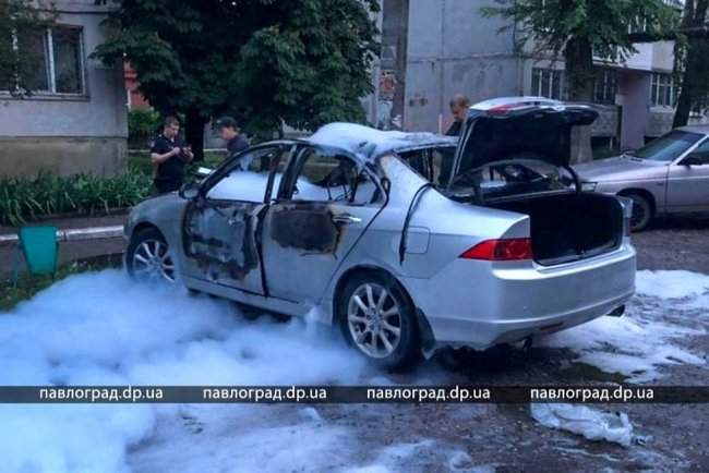 Проснулся от взрыва, - машину бывшего чемпиона мира по кикбоксингу взорвали в Павлограде 01