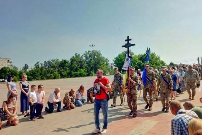 С воином 24-го ОШБ Айдар Александром Пузиковым, погибшим на Донбассе, простились в Никополе 07