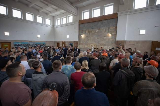 На Львовщине Зеленский пообщался с шахтерами и семьями погибших горняков на шахте Лесная 04