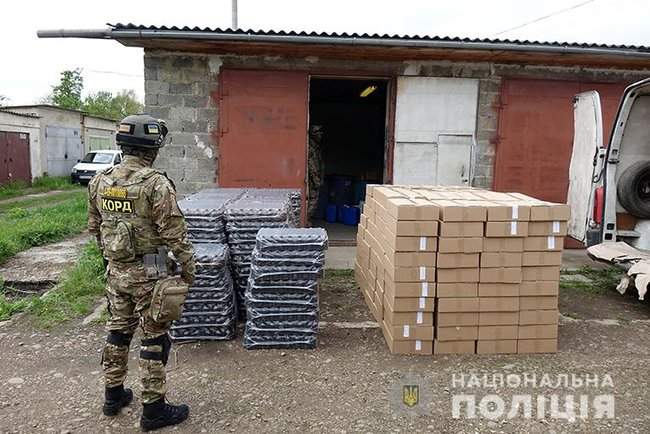 Трое прикарпатцев разливали спирт в аптечные бутылки и незаконно сбывали его в медучреждения, - полиция 01