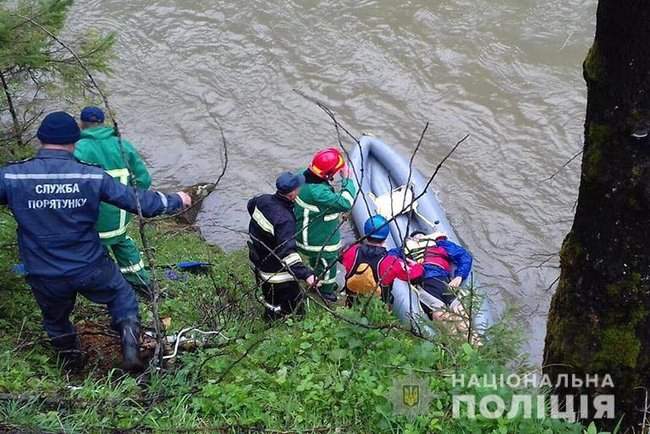 Водитель грузовика с туристами, упавшего с 40-метрового обрыва в реку на Прикарпатье, был пьян, - Нацполиция 04