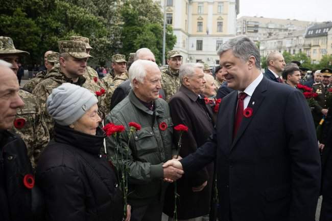 Порошенко возложил цветы к могиле Неизвестного солдата по случаю Дня победы над нацизмом 01