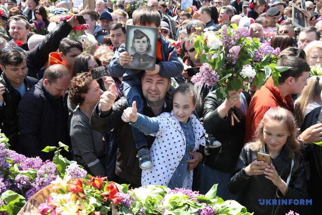 Тысячи жителей Одессы возложили цветы к памятнику Неизвестному матросу 02