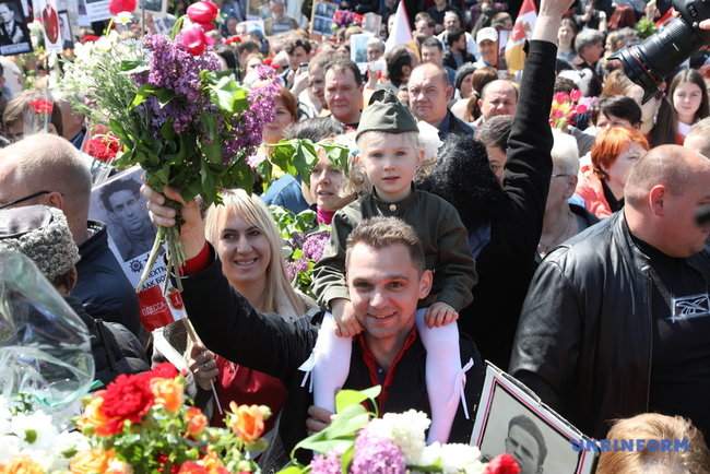 Тысячи жителей Одессы возложили цветы к памятнику Неизвестному матросу 03