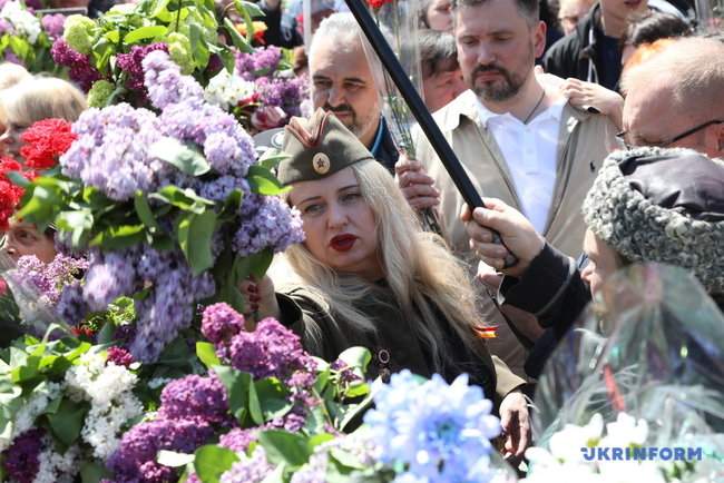 Тысячи жителей Одессы возложили цветы к памятнику Неизвестному матросу 05