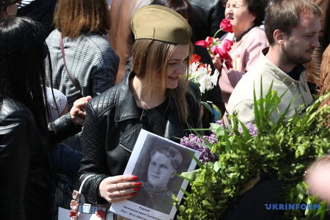 Тысячи жителей Одессы возложили цветы к памятнику Неизвестному матросу 06