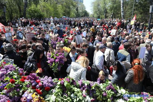 Тысячи жителей Одессы возложили цветы к памятнику Неизвестному матросу 10