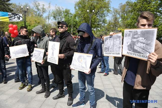 Тысячи жителей Одессы возложили цветы к памятнику Неизвестному матросу 11