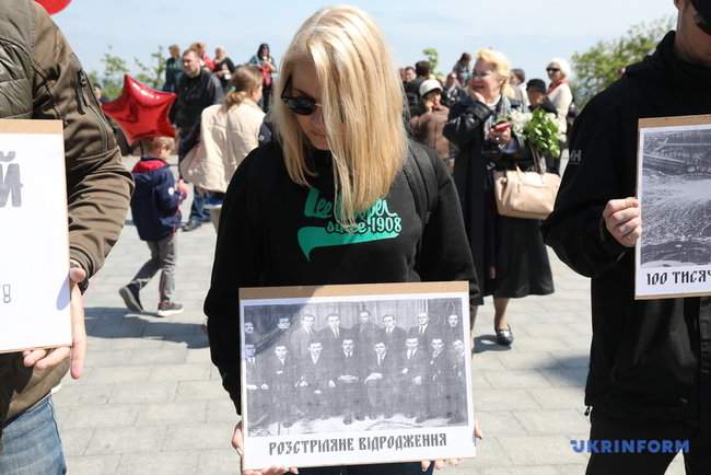 Тысячи жителей Одессы возложили цветы к памятнику Неизвестному матросу 14