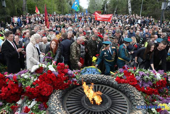 Тысячи жителей Одессы возложили цветы к памятнику Неизвестному матросу 17