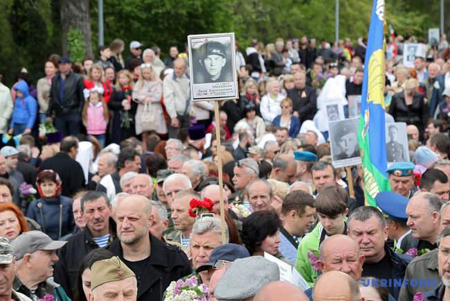 Тысячи жителей Одессы возложили цветы к памятнику Неизвестному матросу 18