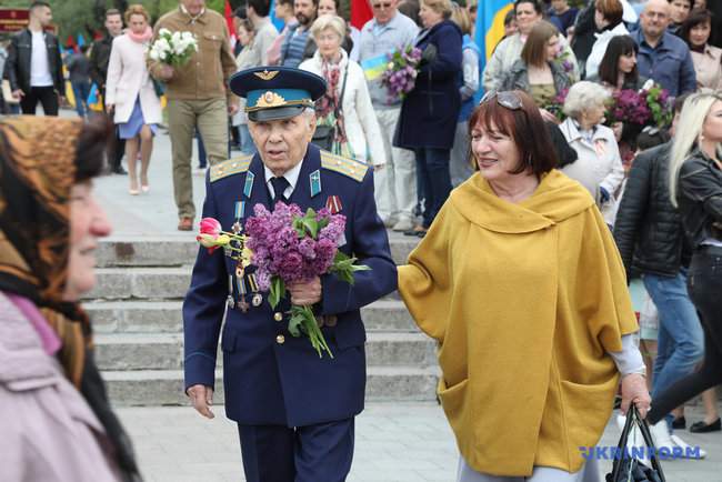 Тысячи жителей Одессы возложили цветы к памятнику Неизвестному матросу 21