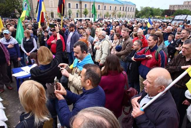 Мы с ними по закону, а они с нами по понятиям: сотни людей вышли на митинг в Харькове против сноса волонтерской палатки Все для победы 02