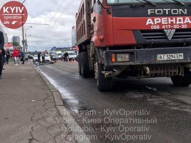 Грузовик сбил насмерть велосипедиста на проспекте Бандеры в Киеве 02