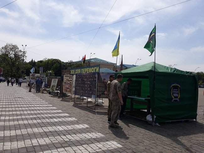 Союз ветеранов АТО обеспечит постоянное дежурство возле палатки Все для победы в Харькове, которую хотят снести 01