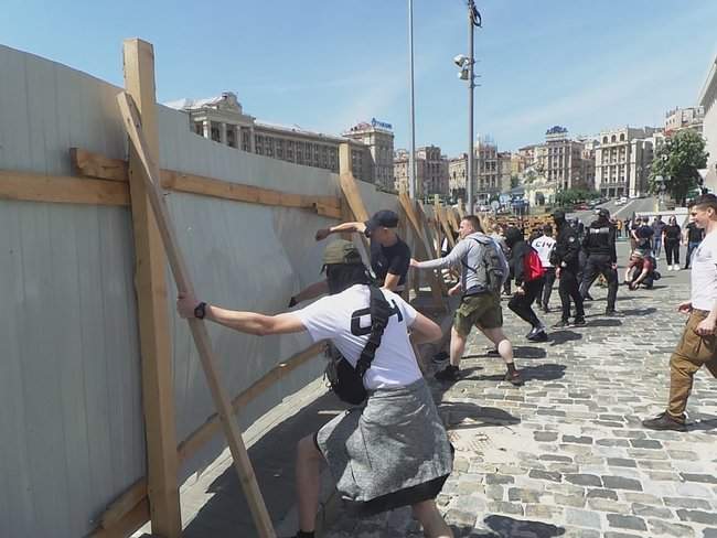 Группа активистов, в том числе из С14 и Нацкорпуса, спонтанно снесли забор на Институтской в центре Киева 02