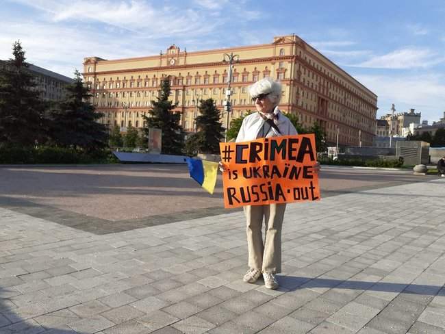 Крым будет деоккупирован, Донбасс тоже. Нового геноцида крымских татар не будет, - в Москве провели одиночные пикеты 12