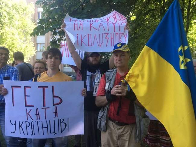На митинге против возвращения названия проспекта Жукова в Харькове произошли столкновения между сторонниками и противниками 01