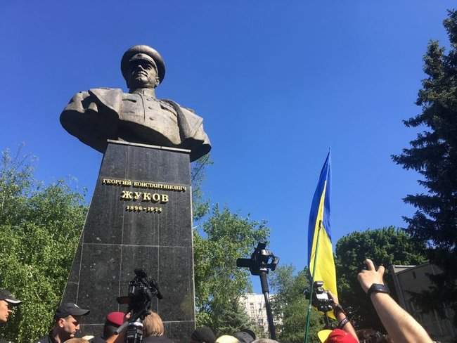На митинге против возвращения названия проспекта Жукова в Харькове произошли столкновения между сторонниками и противниками 05