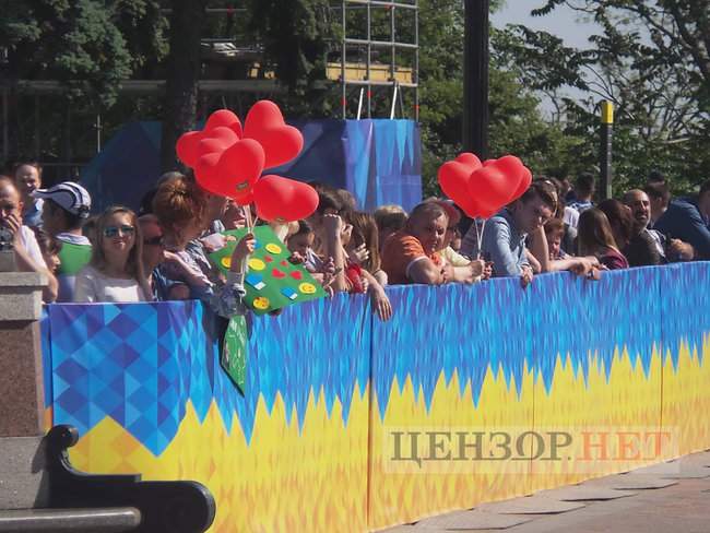 Гости начали прибывать в Раду на инаугурацию Зеленского: нардепы принимают присягу для Фейсбука 08