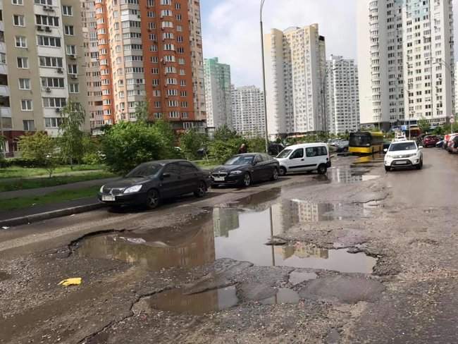 Коммунальщики взялись за ремонт ничейной столичной улицы Чавдар, в ямы которой проваливались автобусы 03