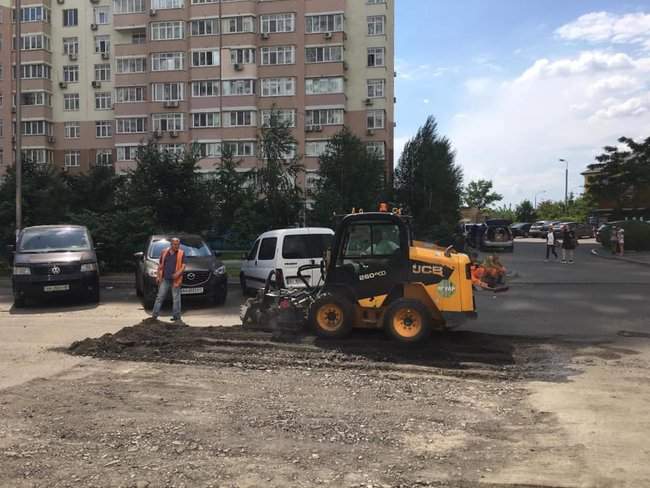 Коммунальщики взялись за ремонт ничейной столичной улицы Чавдар, в ямы которой проваливались автобусы 07