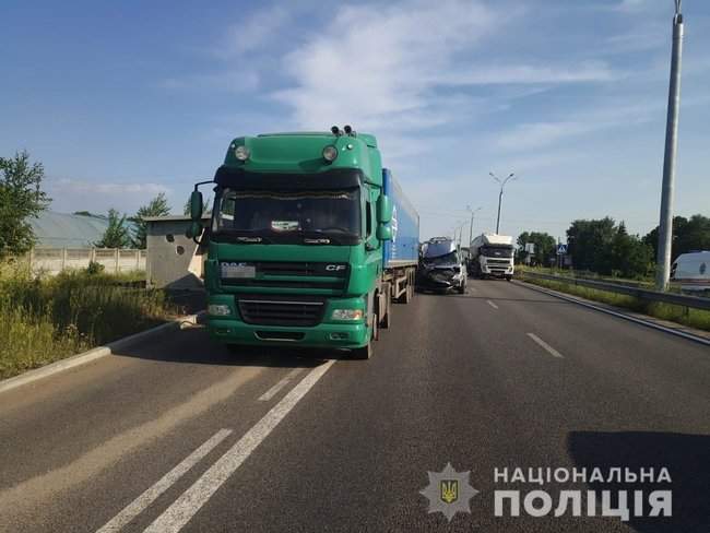 Микроавтобус столкнулся с фурой на Днепропетровщине, два ребенка получили переломы, - Нацполиция 02