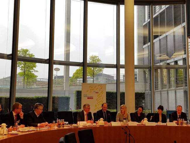 В парламенте Германии создали новую инициативу по активизации мирного процесса на Донбассе 01