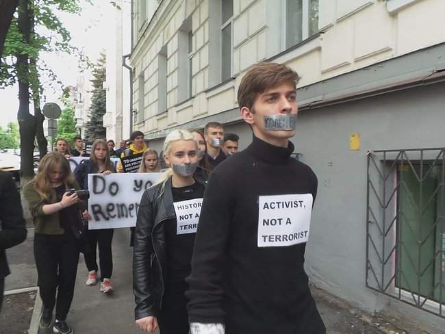 Do you remember?: активисты в Киеве пришли под европейские посольства, чтобы напомнить об узниках Кремля 02