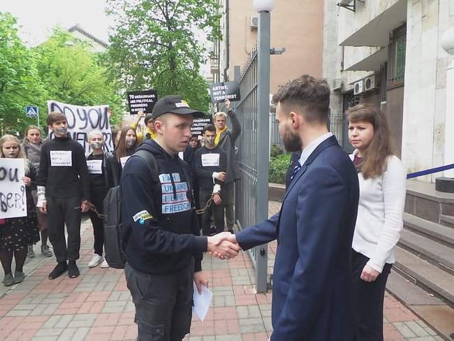 Do you remember?: активисты в Киеве пришли под европейские посольства, чтобы напомнить об узниках Кремля 03