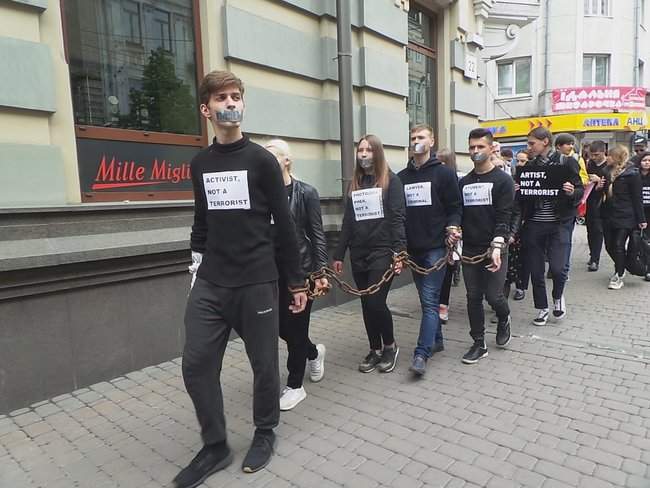 Do you remember?: активисты в Киеве пришли под европейские посольства, чтобы напомнить об узниках Кремля 11