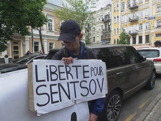 Do you remember?: активисты в Киеве пришли под европейские посольства, чтобы напомнить об узниках Кремля 15